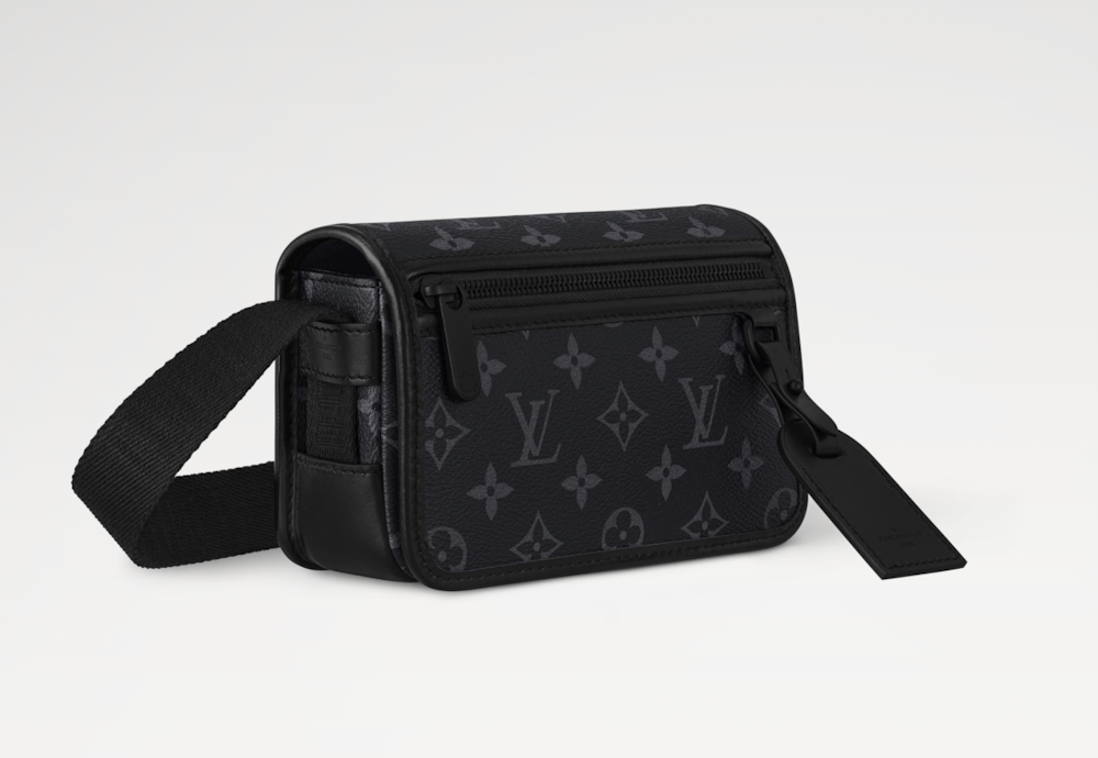 <p>モノグラム・ヘリテージ キャンバスにブルーのレザートリミングとサフランカラーのテキスタイルライニングを組み合わせたデザイン。クラシックなモノグラムパターンに鮮やかなアクセントを加え、洗練された印象を与える。</p>