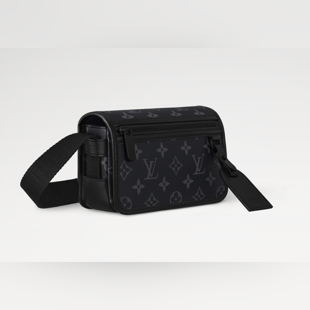 <p>モノグラム・ヘリテージ キャンバスにブルーのレザートリミングとサフランカラーのテキスタイルライニングを組み合わせたデザイン。クラシックなモノグラムパターンに鮮やかなアクセントを加え、洗練された印象を与える。</p>