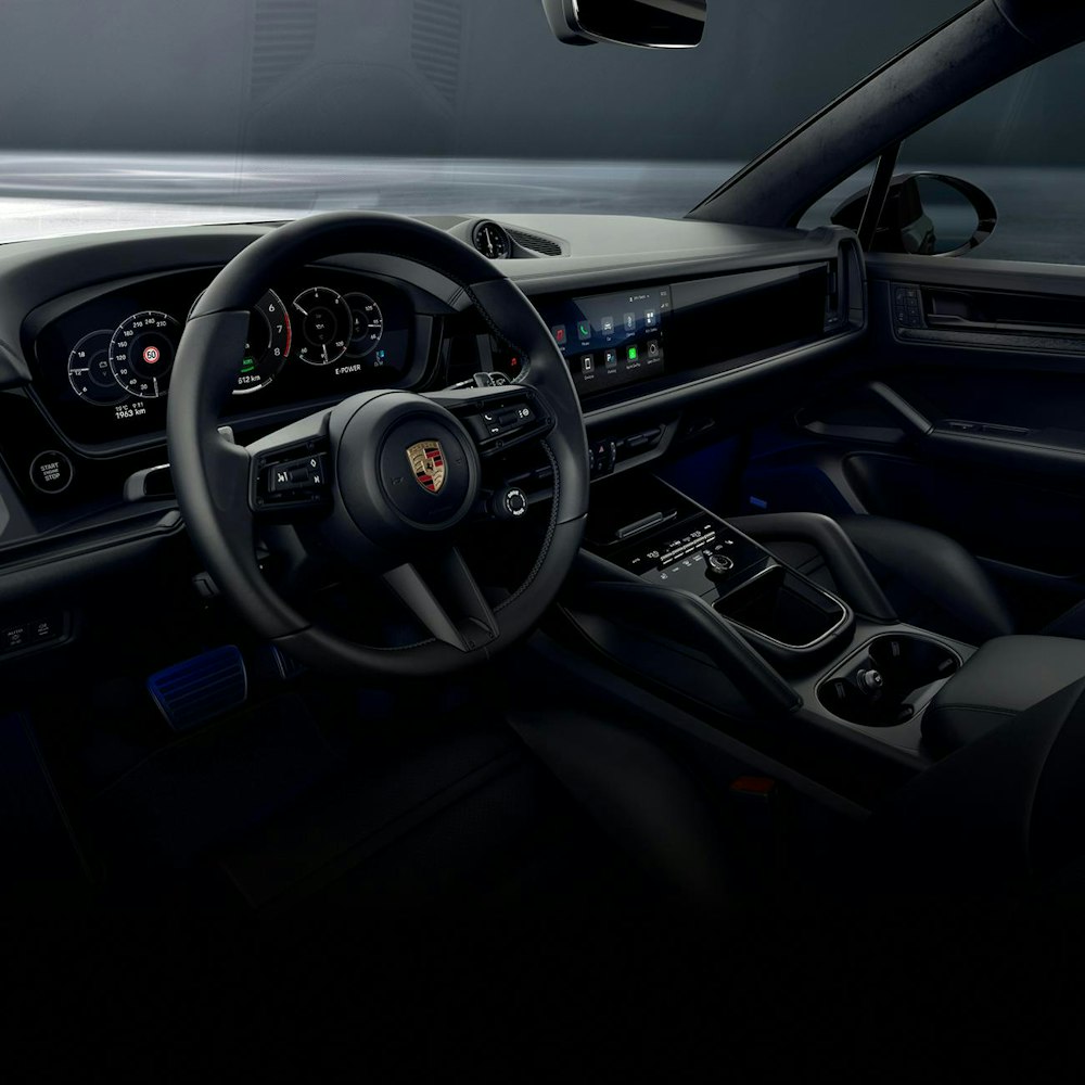 <p>ポルシェクレストがエンボス加工されたヘッドレストが備わったメモリーパッケージ搭載コンフォート シート (14段階電動調整)。<br>GTデザインのヒーター付き多機能スポーツステアリング。</p>