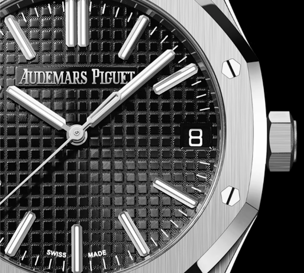 <p>ブラックダイヤルにはグランドタペストリー模様と蓄光を施したホワイトゴールド製アワーマーカー＆針（を採用し、明暗いずれの条件でも時刻判読を容易にする構造。</p>