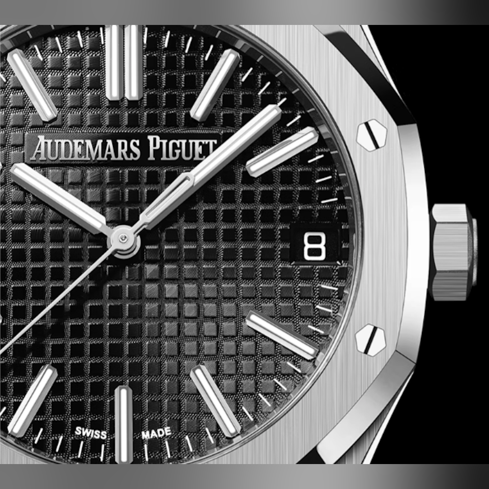 <p>ブラックダイヤルにはグランドタペストリー模様と蓄光を施したホワイトゴールド製アワーマーカー&針(を採用し、明暗いずれの条件でも時刻判読を容易にする構造。</p>