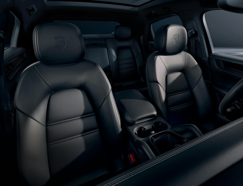 <p>ポルシェクレストがエンボス加工されたヘッドレストが備わったメモリーパッケージ搭載コンフォート シート (14段階電動調整)。<br>GTデザインのヒーター付き多機能スポーツステアリング。</p>