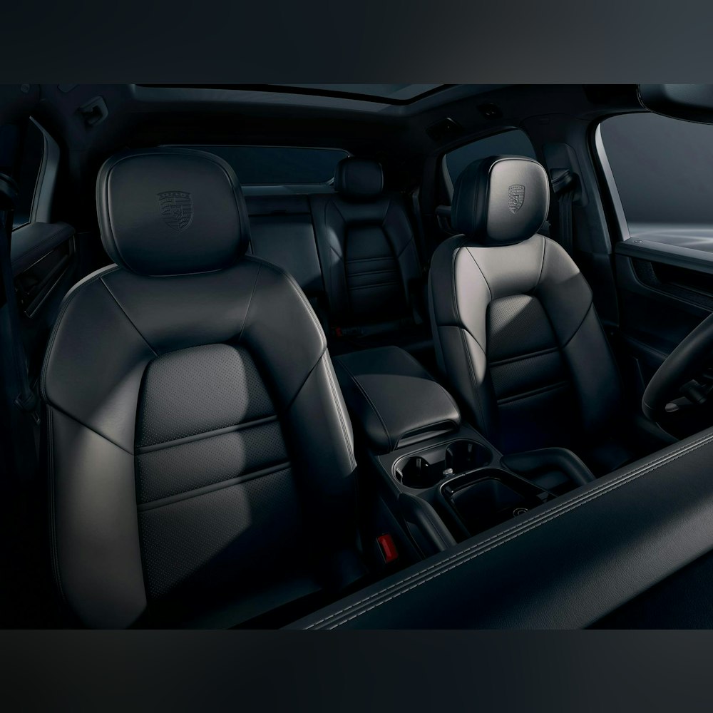 <p>ポルシェクレストがエンボス加工されたヘッドレストが備わったメモリーパッケージ搭載コンフォート シート (14段階電動調整)。<br>GTデザインのヒーター付き多機能スポーツステアリング。</p>
