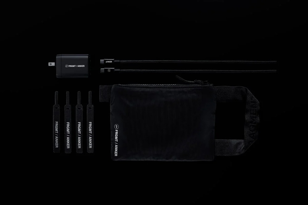 <p>高耐久ナイロン製のUSB-C &amp; USB-Cケーブルと、充電器とケーブルを収納できるオリジナルポーチが付属。整理整頓が容易で、持ち運びに便利。</p>