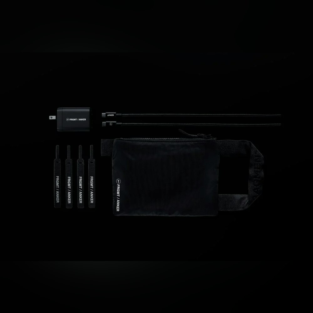 <p>高耐久ナイロン製のUSB-C & USB-Cケーブルと、充電器とケーブルを収納できるオリジナルポーチが付属。整理整頓が容易で、持ち運びに便利。</p>