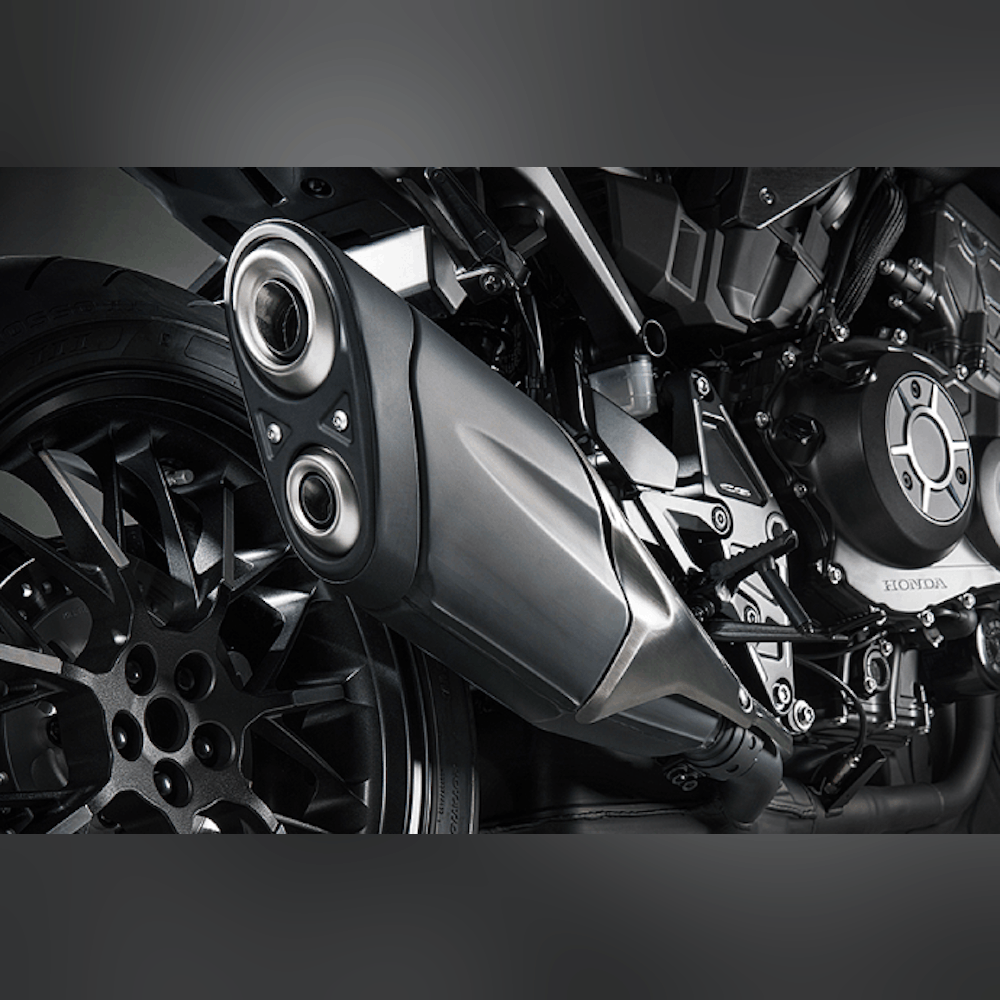 <p>DOHC・水冷・4ストローク直列4気筒998 cm³エンジンを搭載。スロットルバイワイヤやクイックシフターなど電子制御技術を採用。</p>