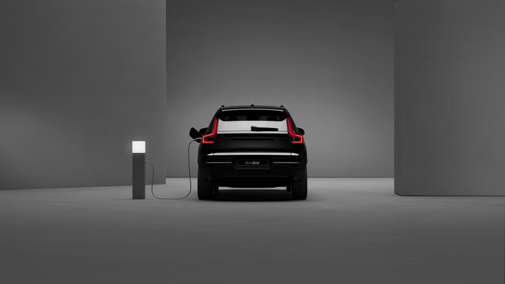 <p>EX40 Black Edition は完全電動SUVとして展開され、ゼロエミッション走行に対応。都市部の短距離移動から休日のドライブまで、充電を前提とした現代的なライフスタイルに適応。</p>