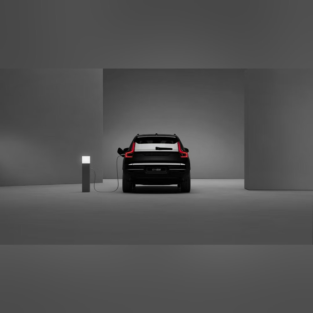 <p>EX40 Black Edition は完全電動SUVとして展開され、ゼロエミッション走行に対応。都市部の短距離移動から休日のドライブまで、充電を前提とした現代的なライフスタイルに適応。</p>