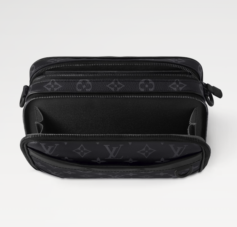 <p>24 x 16 x 8 cmのサイズで、必要な持ち物を整理して収納可能。2つの独立したファスナー式コンパートメントとフロントポケットがあり、日常の必需品を効率的に持ち運べる。</p>