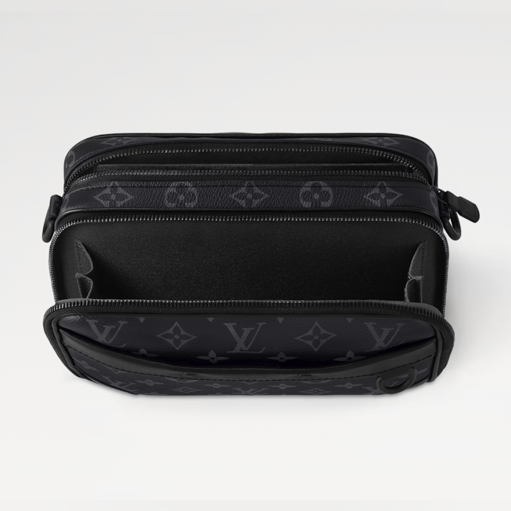 <p>24 x 16 x 8 cmのサイズで、必要な持ち物を整理して収納可能。2つの独立したファスナー式コンパートメントとフロントポケットがあり、日常の必需品を効率的に持ち運べる。</p>