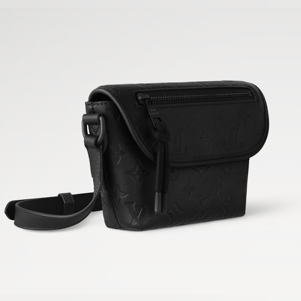 <p>モノグラム・シャドウレザー製のコンパクトなクロスボディバッグ。調節可能なストラップで快適に持ち運べ、日常の必需品を収納可能。</p>