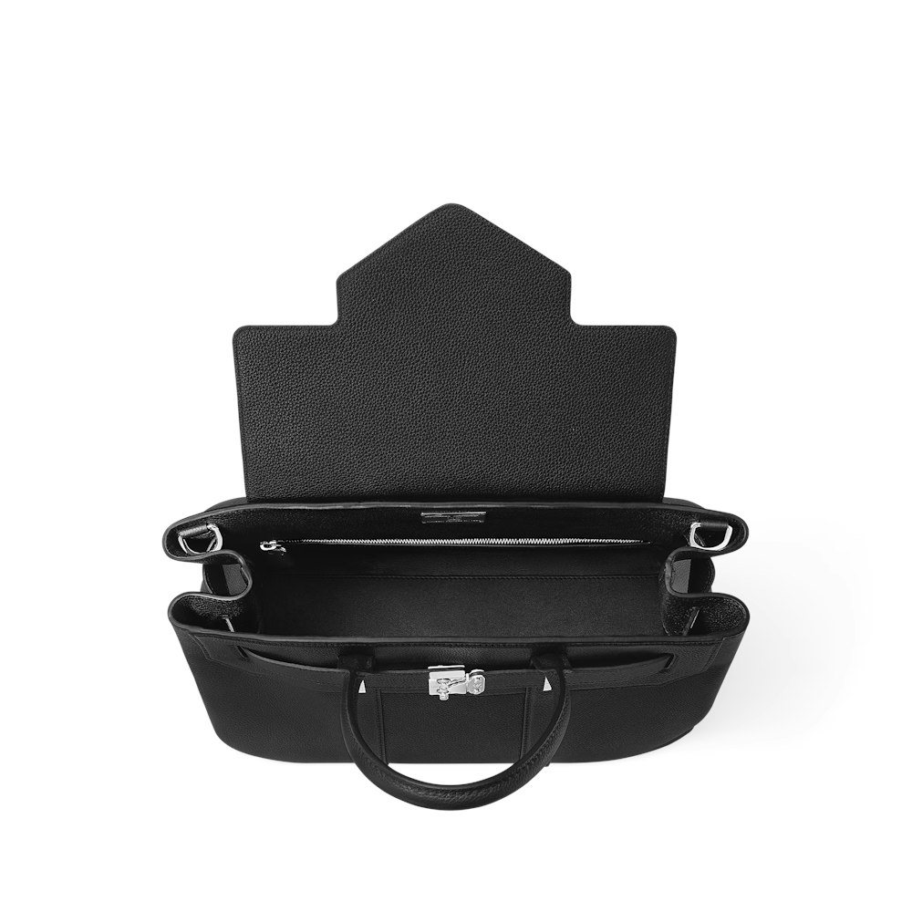 <p>内側にはジップポケットとフラットポケット2箇所を備え、実用性を確保。サイズは41 × 29 × 14 cm。書類や端末機器を携帯しやすい容量で、ビジネス用途にも対応。</p>