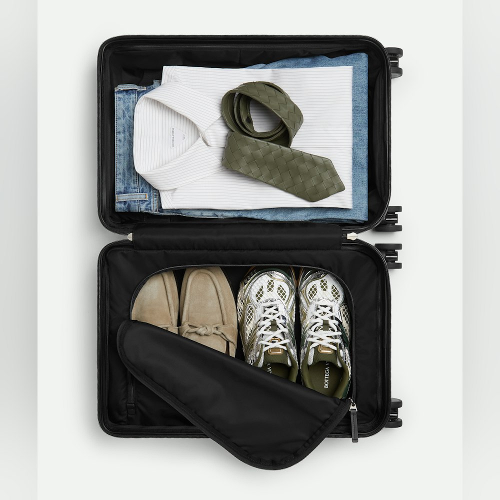 <p>内側はファスナー付きフラットポケットで仕切られており整理しやすい。</p>