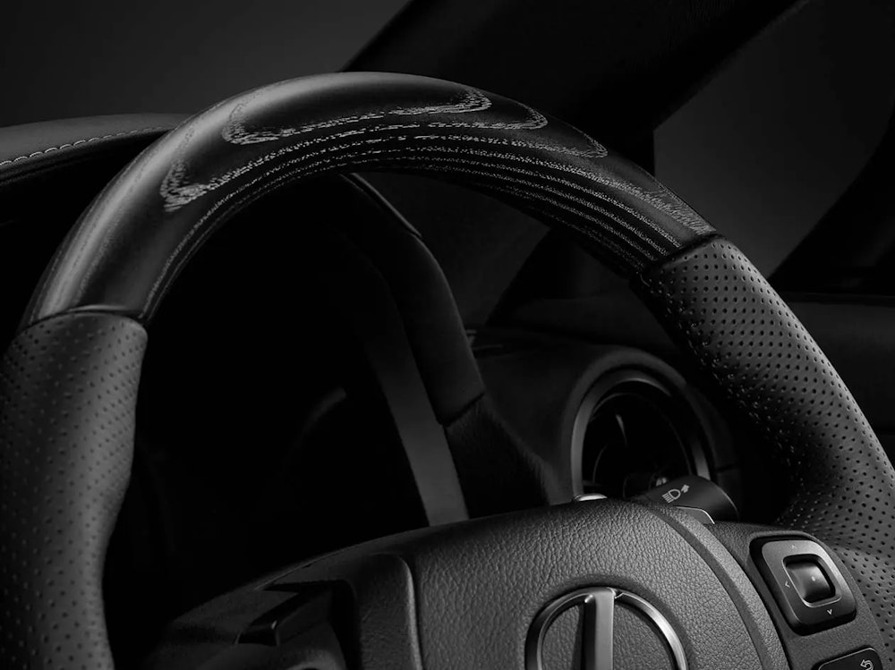 <p>インテリアには銀墨ブラックのステアリングとウルトラスエードのシートを採用。ブラック基調のカラーコーディネートで統一感を演出。</p>