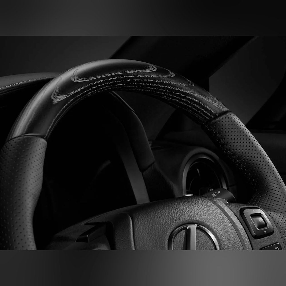 <p>インテリアには銀墨ブラックのステアリングとウルトラスエードのシートを採用。ブラック基調のカラーコーディネートで統一感を演出。</p>