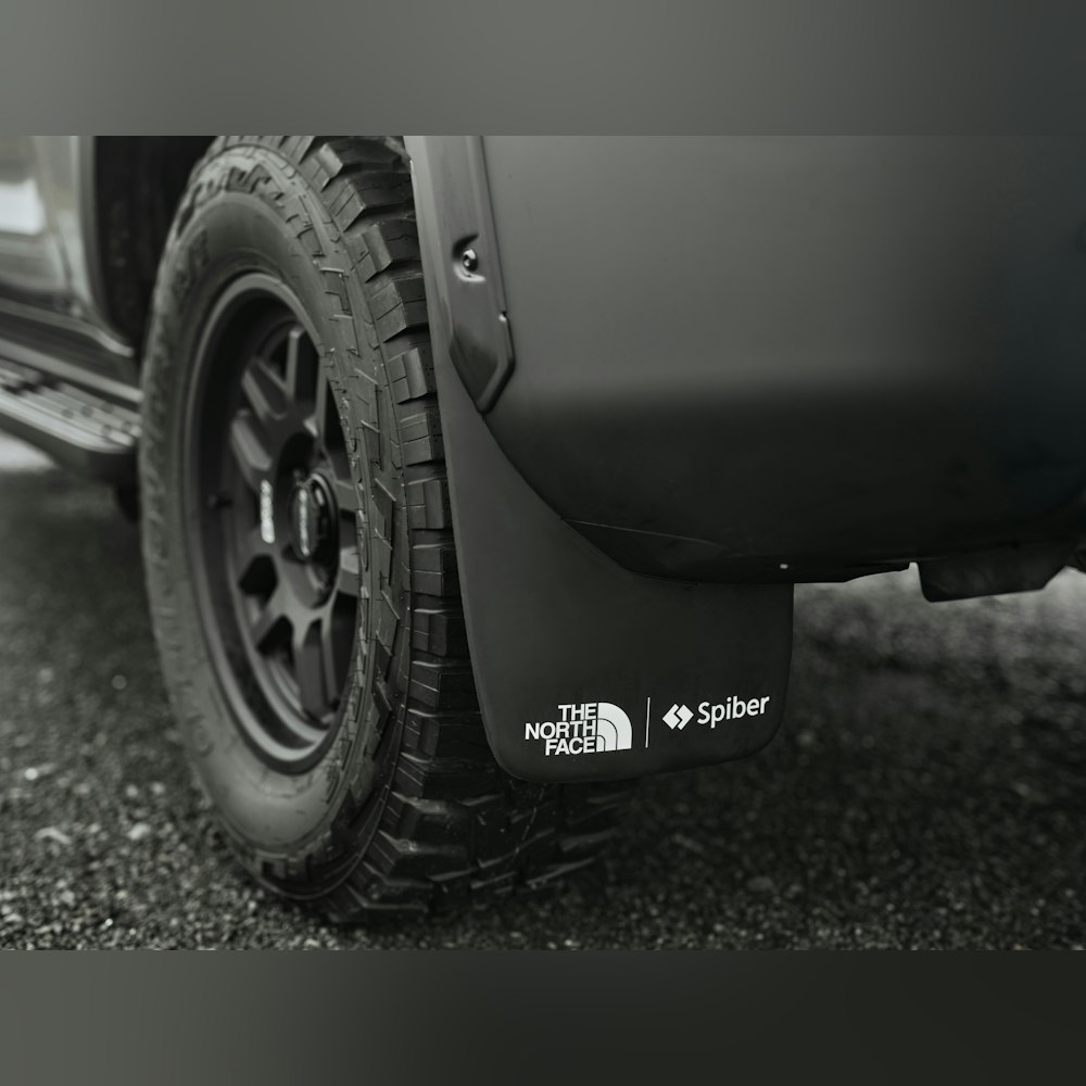 <p>給油口やマッドガードなどの細部にもTHE NORTH FACEロゴを配置。</p>