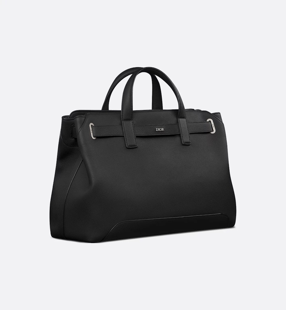 <p>「Dior Icons」カーフスキンを使用し、Dior Normandieシグネチャー入りアイレットを配したトートバッグ。調節可能なレザーストラップで、閉めることも、開けたままにすることも可能。</p>