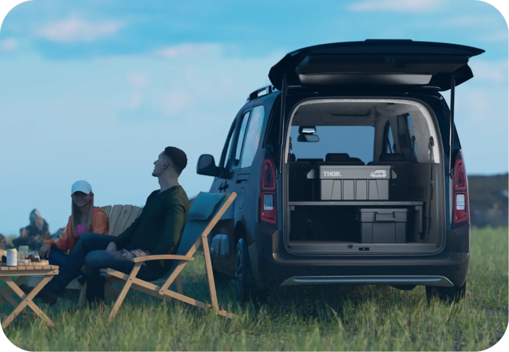 <p>専用アクセサリー「Agre Storage &amp; Bed Kit」を設定。ラゲッジルームに設置するだけでストレージモードと車中泊対応のベッドモードの2パターンが使用可能。展開時のベッドサイズは縦1,800mm×幅1,200mmで、大人2名の就寝が可能。5人乗り・7人乗り双方対応。</p>