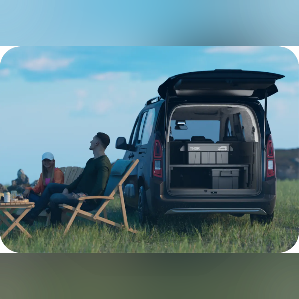 <p>専用アクセサリー「Agre Storage & Bed Kit」を設定。ラゲッジルームに設置するだけでストレージモードと車中泊対応のベッドモードの2パターンが使用可能。展開時のベッドサイズは縦1,800mm×幅1,200mmで、大人2名の就寝が可能。5人乗り・7人乗り双方対応。</p>