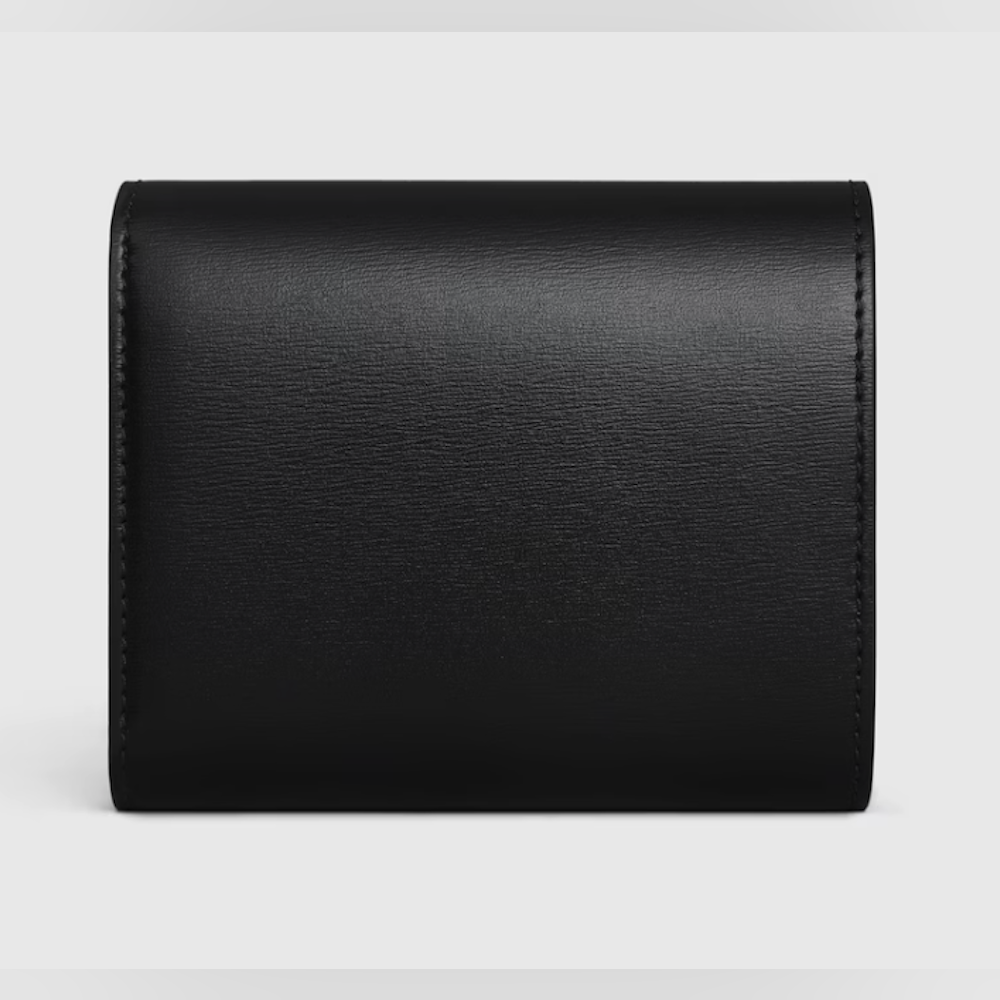 <p>表地もライニングもカーフスキン製。耐久性と質感を両立し、毎日の使用に適した素材構成。</p>