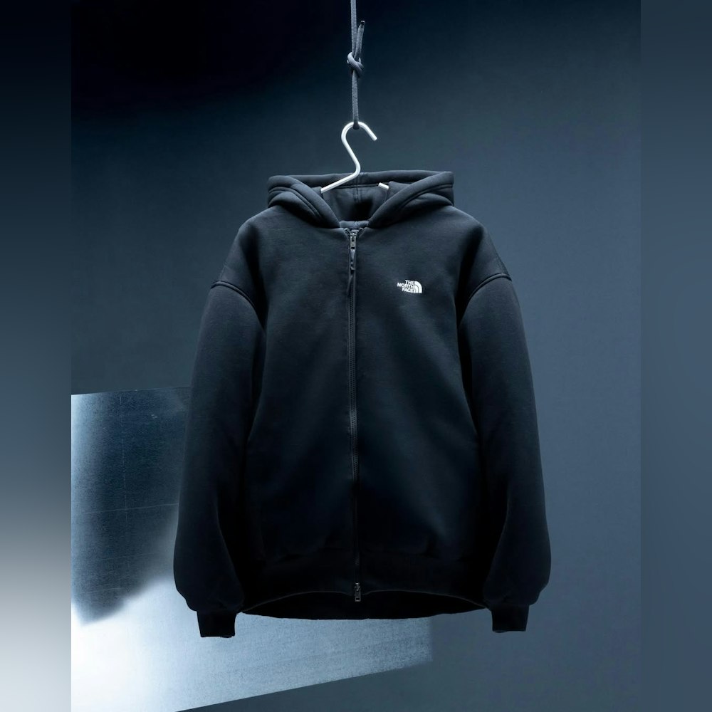 <p>レザーパック・インサレーテッドフーディはHEATSEEKER™合成断熱素材を使用し、ハンドポケットやセキュアなジップポケットを備える。カジュアルに着やすいリラックスフィット。</p>