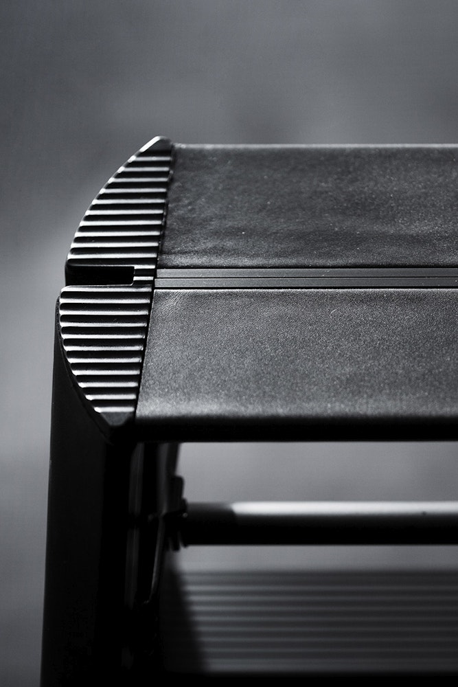 <p>第2弾はフラグメントロゴも黒で主張しすぎないデザイン。耐久性を保てるよう、試作を重ね1台1台職人が手作業で張ったレザー仕様。</p>