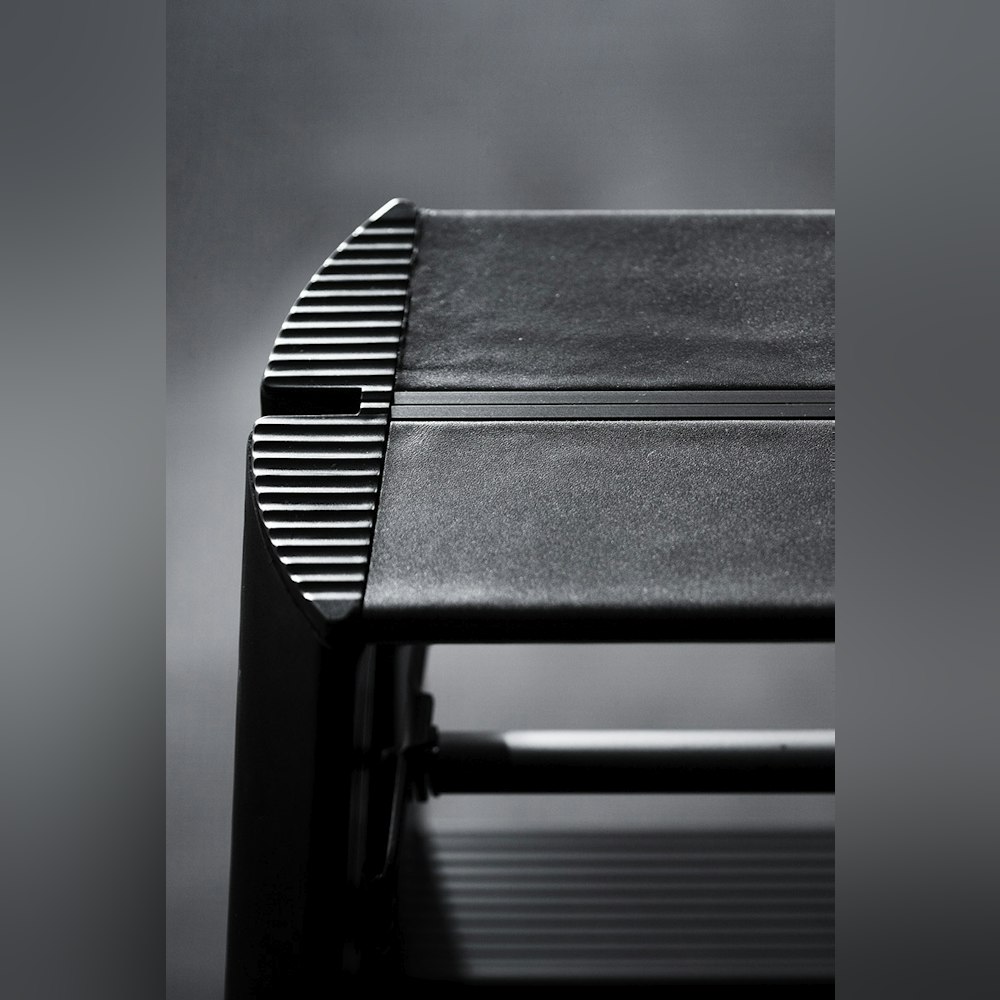 <p>第2弾はフラグメントロゴも黒で主張しすぎないデザイン。耐久性を保てるよう、試作を重ね1台1台職人が手作業で張ったレザー仕様。</p>