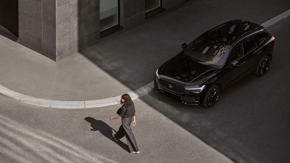 <p>都会の通勤や買い物の移動を中心とするユーザーに向けて、電気モードでの走行が毎日の燃料コストと環境負荷を低減。静かなキャビンと落ち着いたブラックの外観。</p>