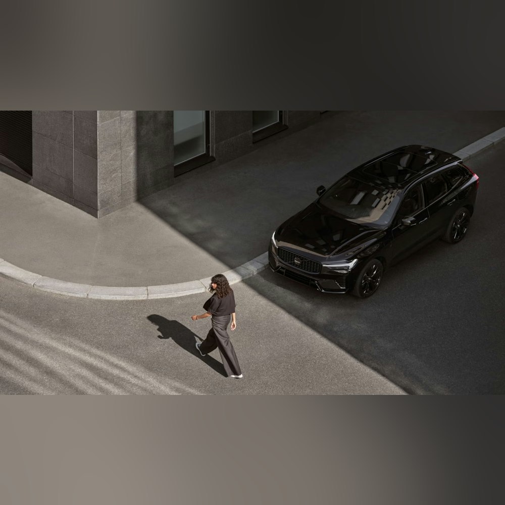 <p>都会の通勤や買い物の移動を中心とするユーザーに向けて、電気モードでの走行が毎日の燃料コストと環境負荷を低減。静かなキャビンと落ち着いたブラックの外観。</p>