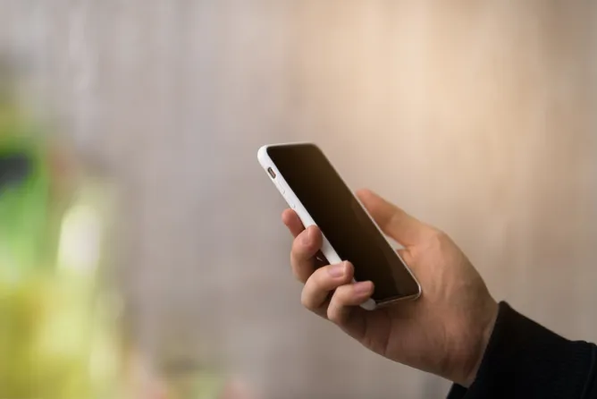 ヤマト運輸になりすました宅配便の不在通知を装う偽SMS(ショートメール)の注意喚起を呼びかけています。具体的な対処方法を解説します。