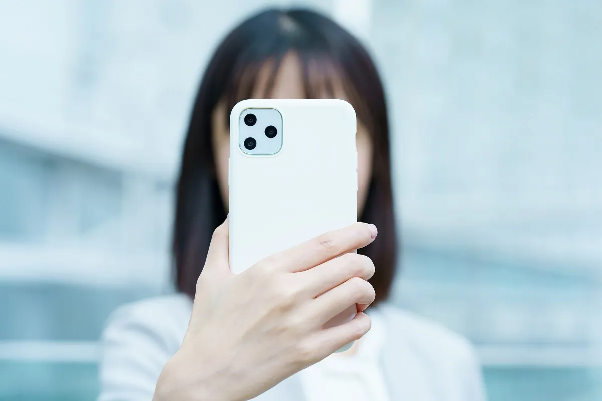 パスワードに代わる認証方法パスキーの仕組みやパスワードとの違いについて、わかりやすく解説します。