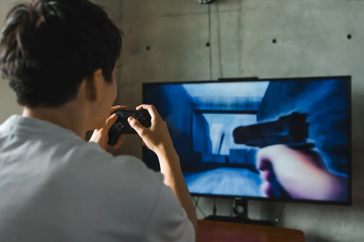 利用しているインターネット回線の便利さを左右するのは通信速度ですが、レイテンシの数値もチェックが必要です。レイテンシの安定性はインターネット回線の種類によって異なるので、用途に見合った回線選びが求められるでしょう。本記事では、快適にインターネットを利用するうえで見落とせないレイテンシについて解説します。