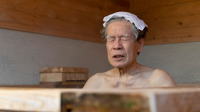 CaNoW_015_露天風呂につかり、気持ちのよさそうな守屋さん
