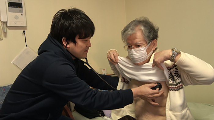 CaNoW_015_体調チェックを受ける守屋さん