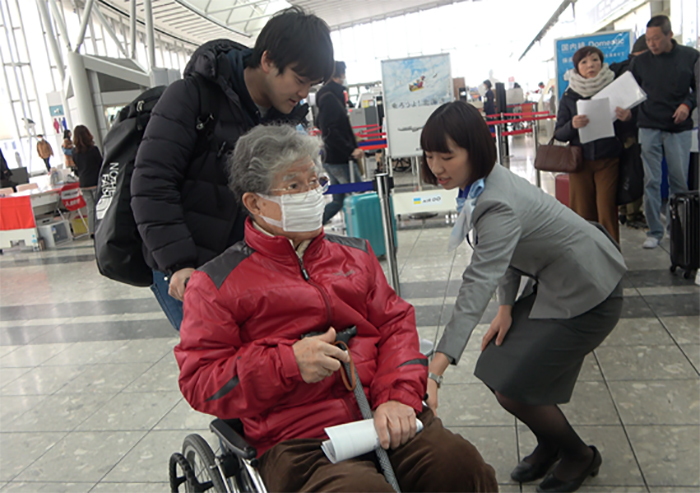 CaNoW_015_空港で車椅子に乗る守屋さん