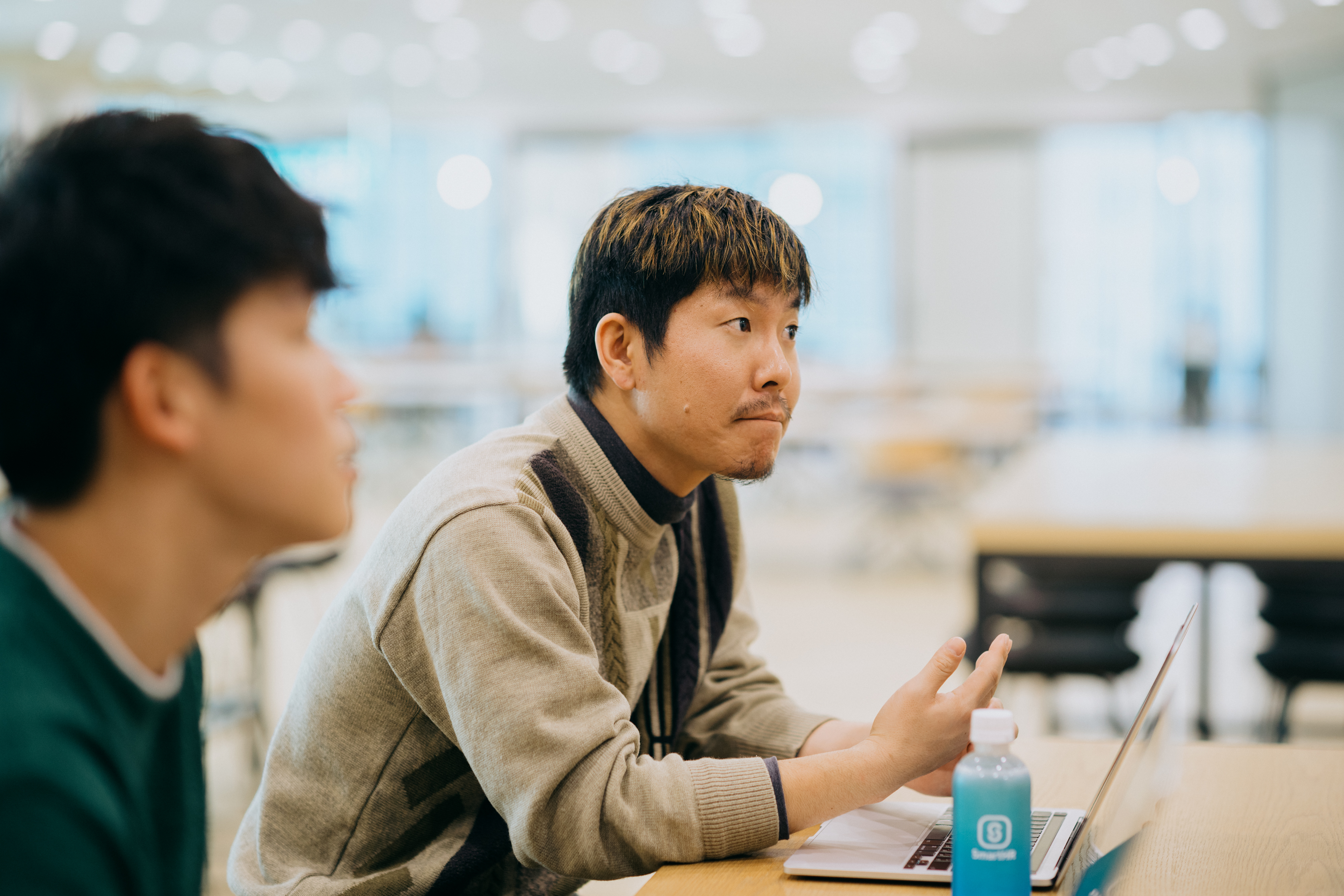 SmartHR社員が人の話を聞いている様子