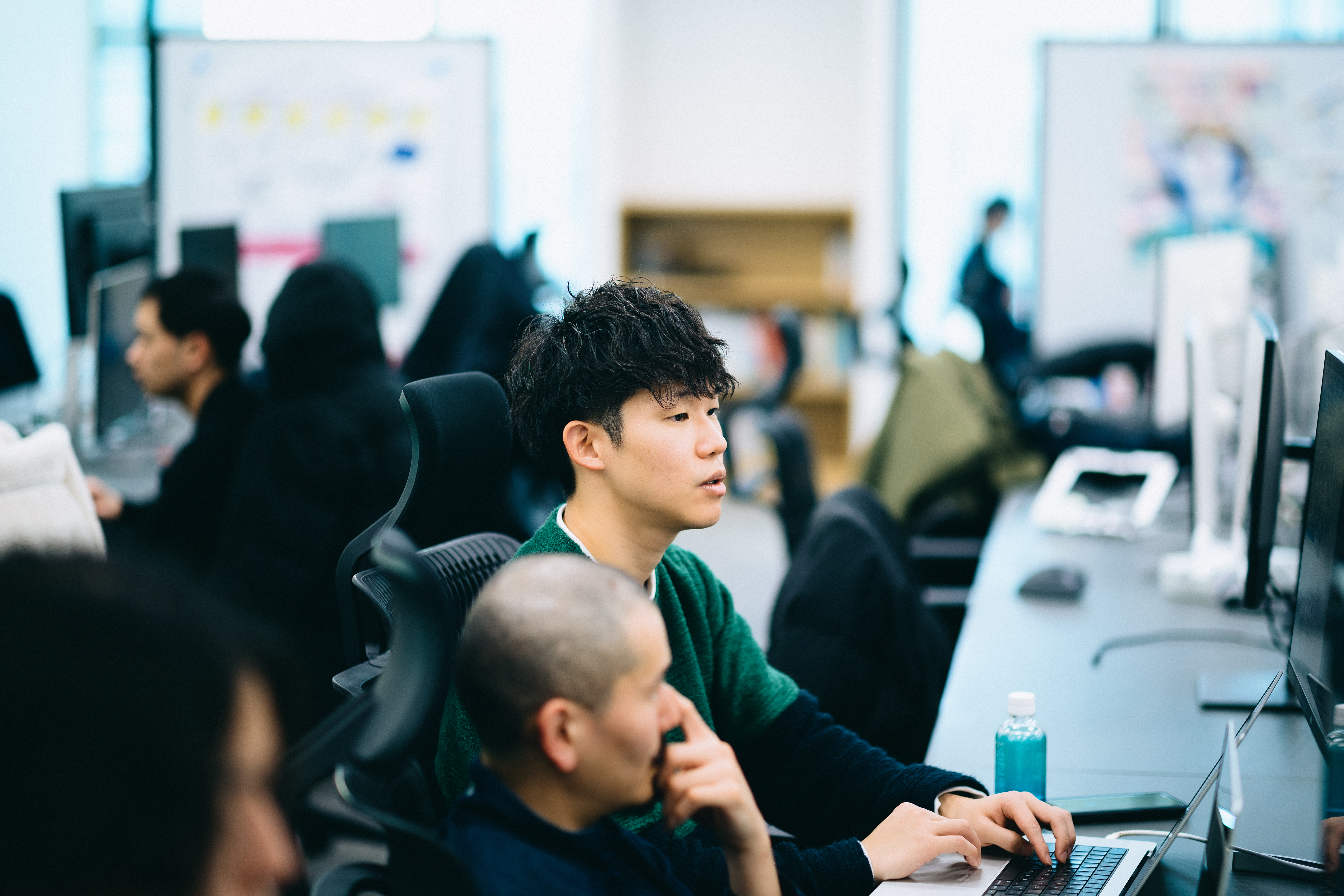 パソコンに向き合って会話するSmartHR社員の写真