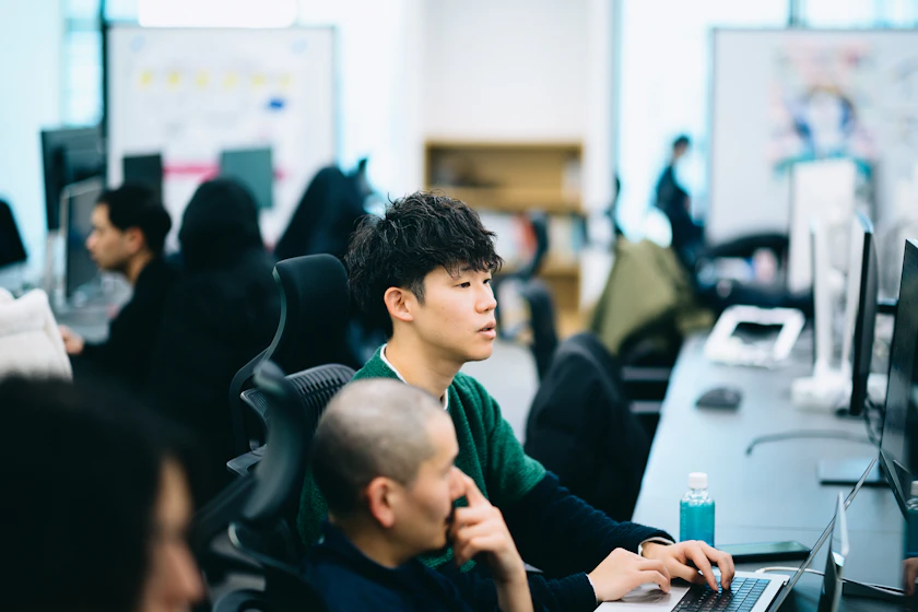 パソコンに向き合って会話するSmartHR社員の写真