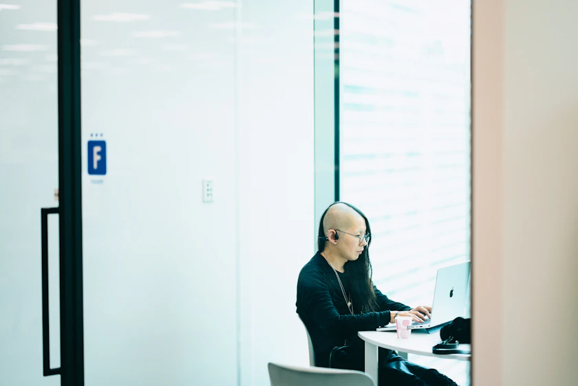 会議室でミーティングをするSmartHR社員