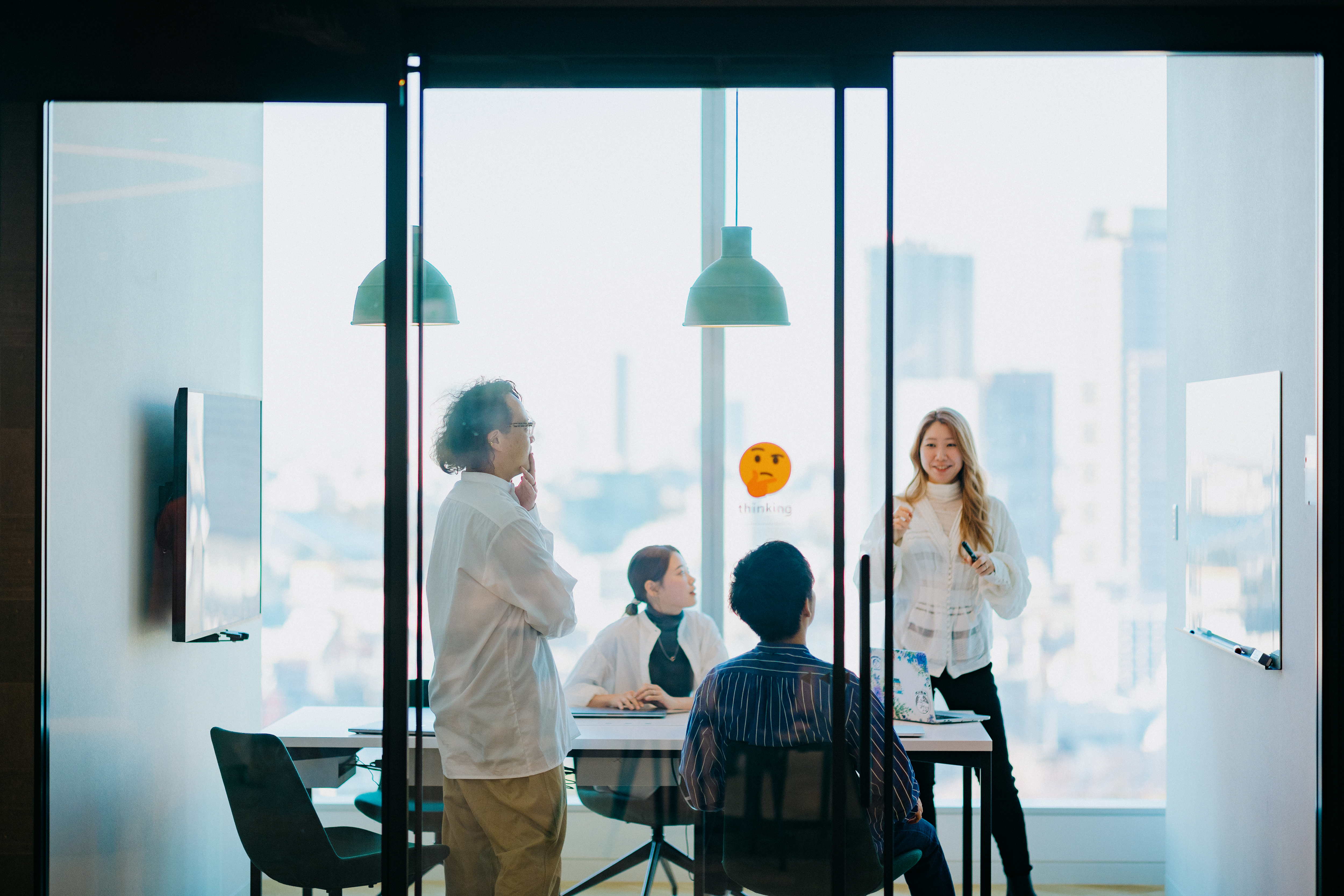 会議室でミーティングをするSmartHR社員