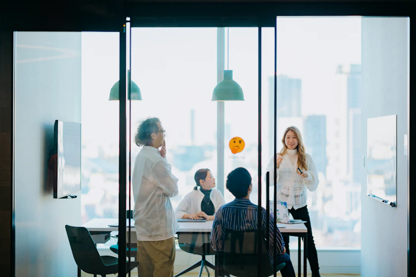 会議室でミーティングをするSmartHR社員