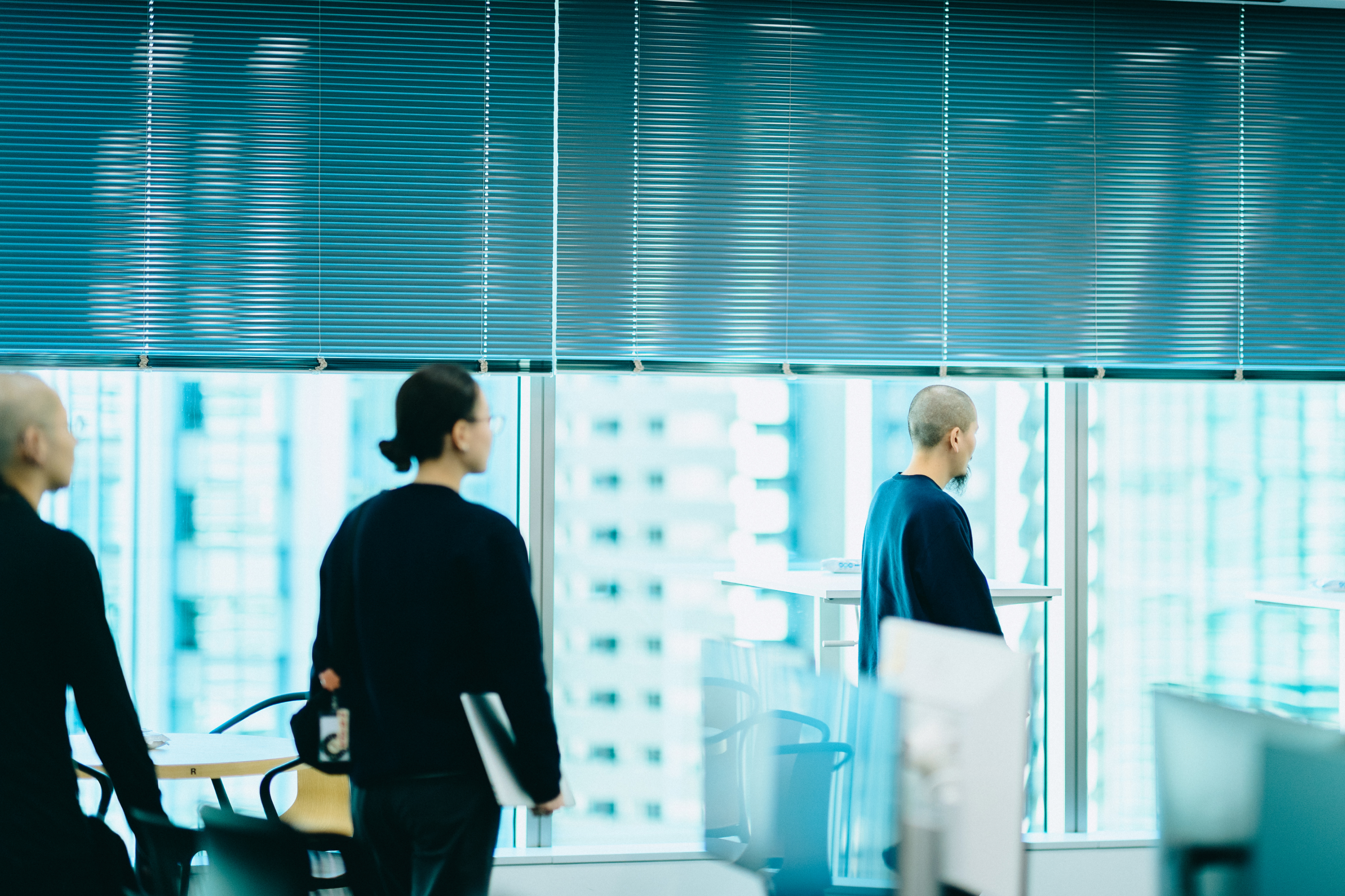 オフィスを歩くSmartHR社員の後ろ姿の写真