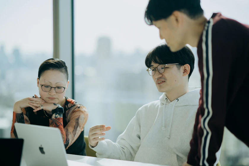 SmartHR社員がパソコンに向かい合って会話をする様子