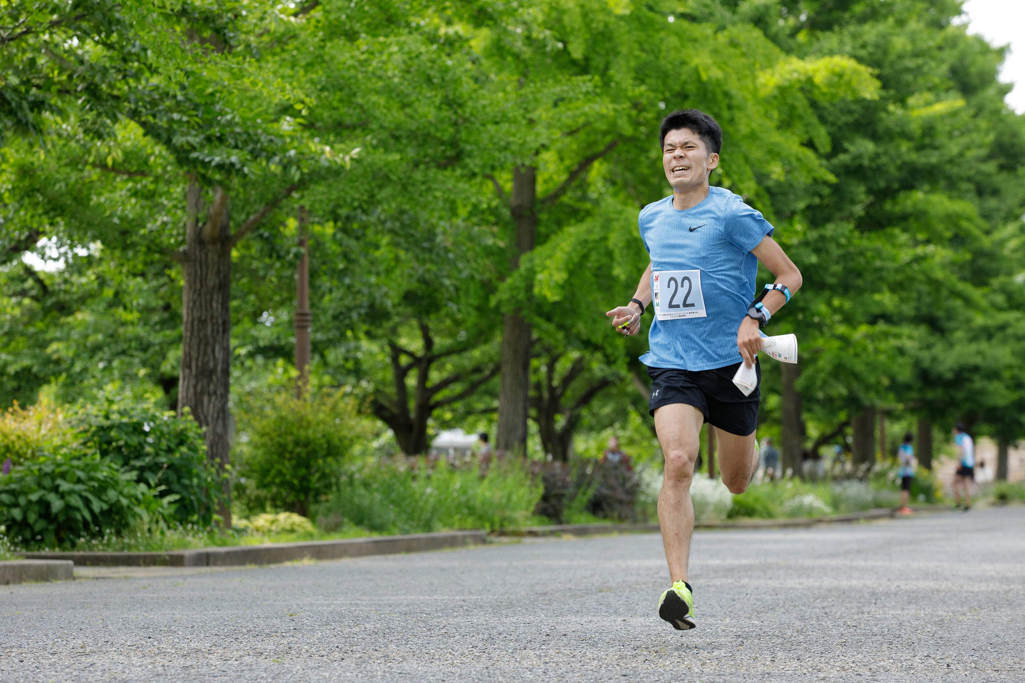 公園でオリエンテーリングをする競技者