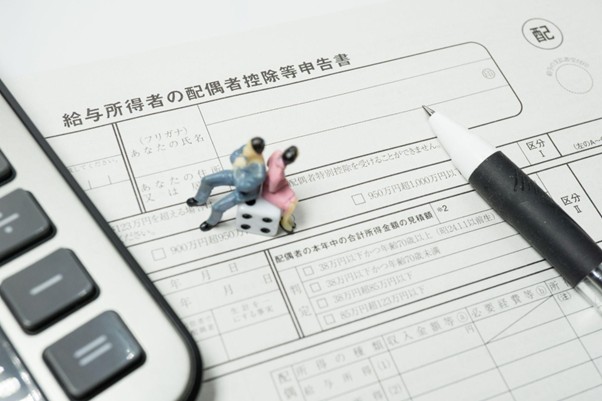 配偶者控除の誤申告はリスク大！「扶養外」でも控除可能なケースの判別法と源泉徴収事務の注意点