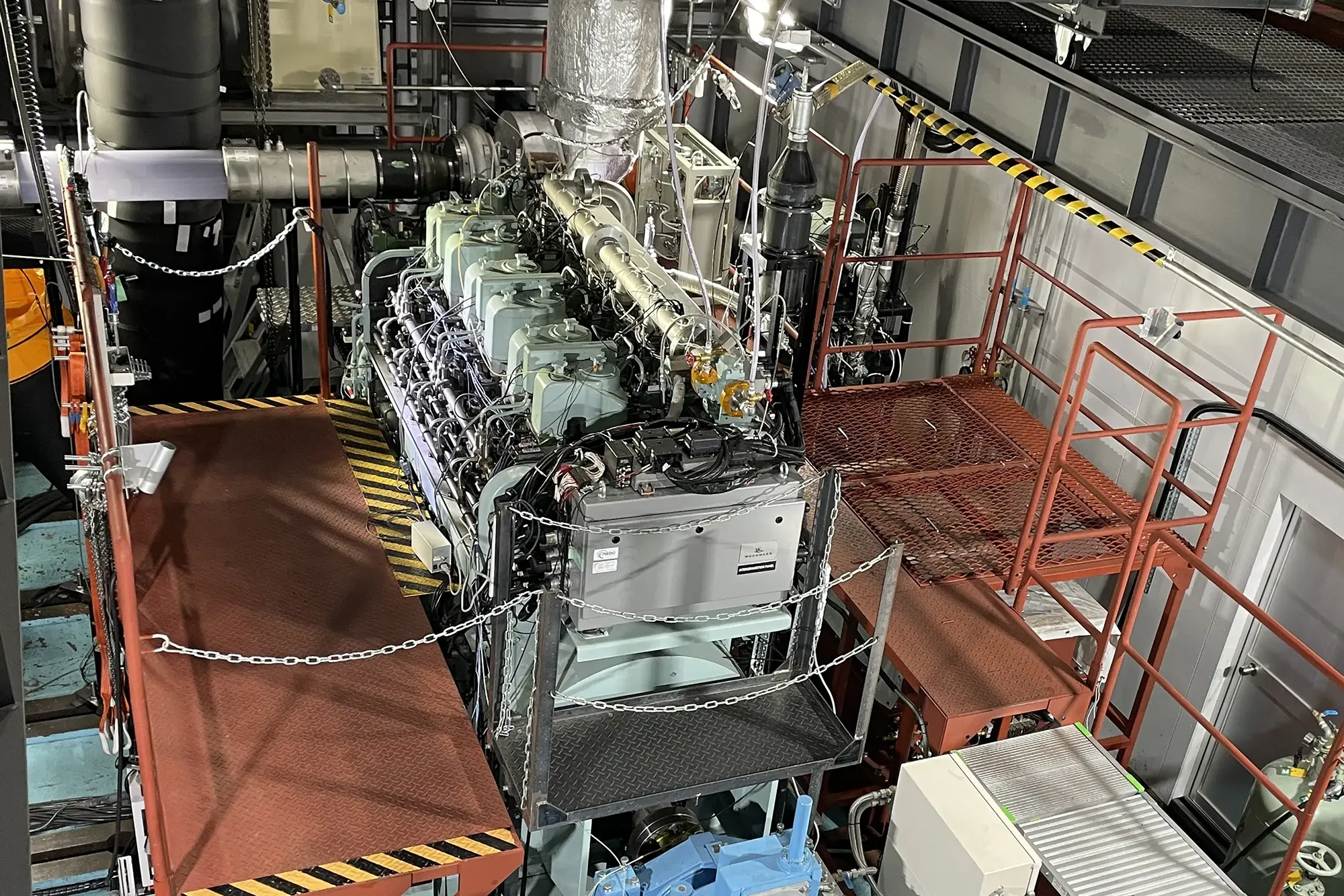 世界初、液化水素供給で舶用水素エンジンの陸上運転に成功 水素燃料船