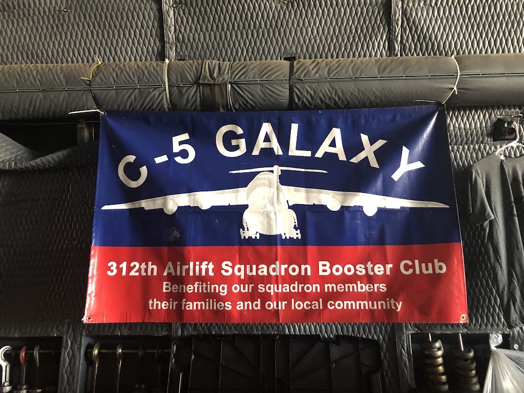 C-5 Galaxy 機体内に掲げられていた旗 