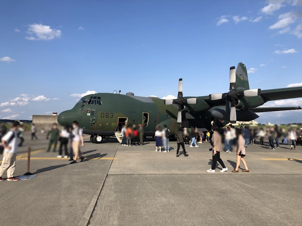 C-130H Hercules 全景　行き交う人々に囲まれている
