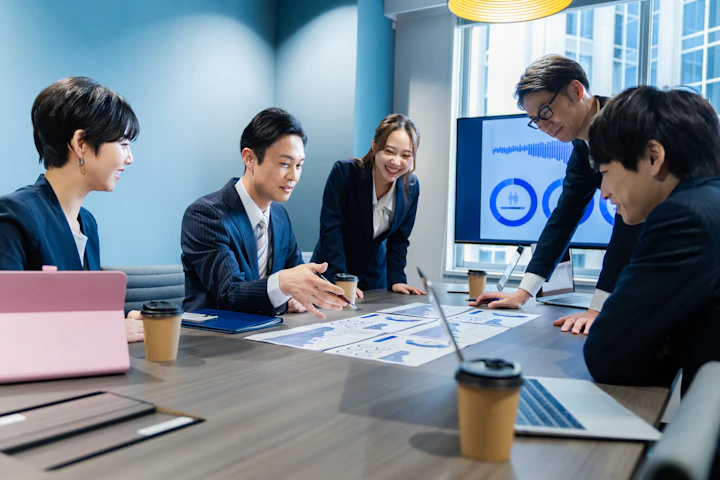 40代・経営企画の「学び直し」決定版：専門書vs動画学習、経営陣の信頼を勝ち取る最短ルートは？