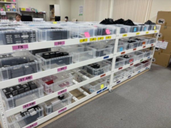 テックレンタルの倉庫で出庫を待ち、整然と棚で保管・管理されている法人向けiPad在庫